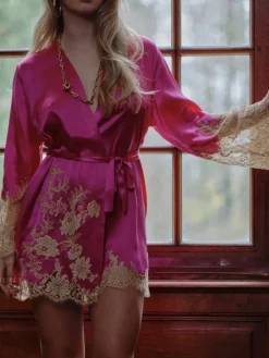 Kimono VICTORIA in pink mit Spitze von Marjolaine