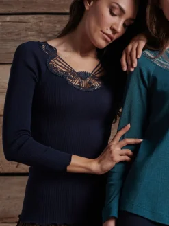 Merino Wolle-Seide LANGARMSHIRT gerippt mit Makramee Spitze von Oscalito