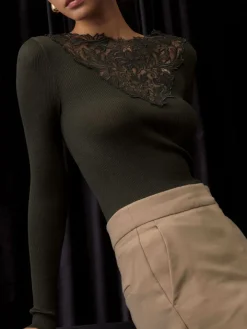 Moosgrünes Wolle-Seide Langarmshirt mit Blumenspitze von Oscalito