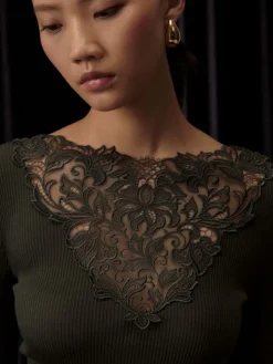 Moosgrünes Wolle-Seide Langarmshirt mit Blumenspitze von Oscalito