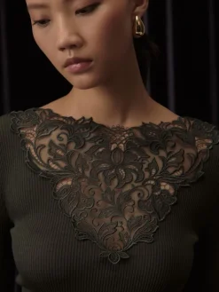 Moosgrünes Wolle-Seide Langarmshirt mit Blumenspitze von Oscalito