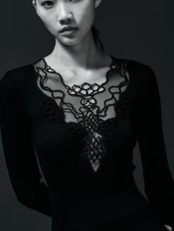 Rippjersey Langarmshirt mit Blumenspitze in schwarz von Oscalito