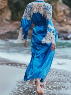 Seide Morgenmantel lang APPOLINE in azurblau mit Spitze Marjolaine