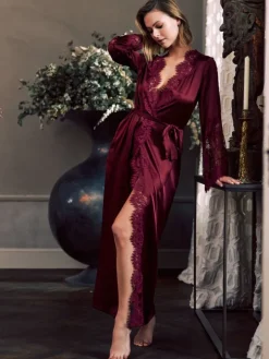 Stretchseide Morgenmantel RUBY mit Spitze von Marjolaine