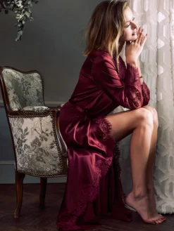 Stretchseide Morgenmantel RUBY mit Spitze von Marjolaine