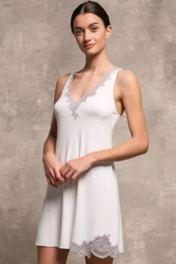 Träger Nachthemd PEPE in weiss mit Spitze von Paladini