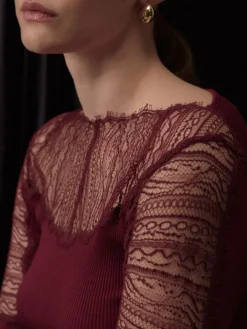 Wolle-Seide LANGARMSHIRT gerippt weinrot mit Spitze von Oscalito